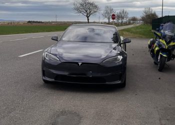 Chauffard intercepté en Tesla à 235 km/h sur une route limitée à 80