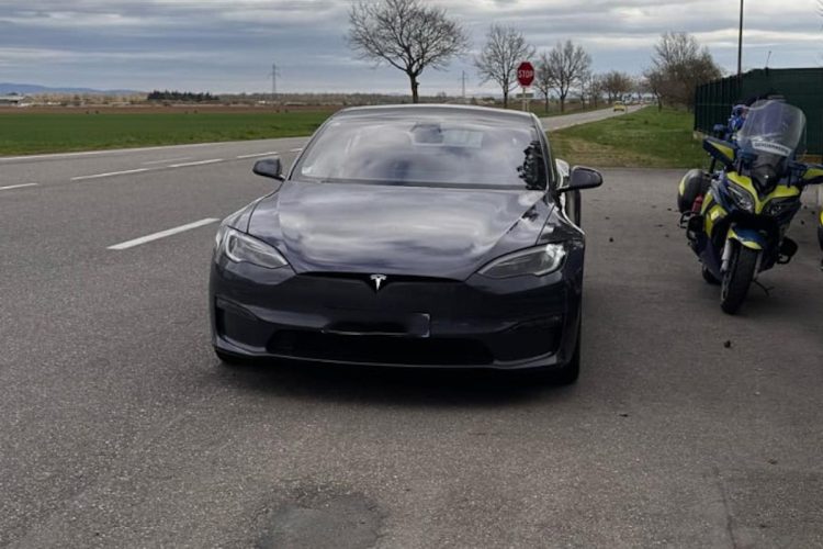 Chauffard intercepté en Tesla à 235 km/h sur une route limitée à 80