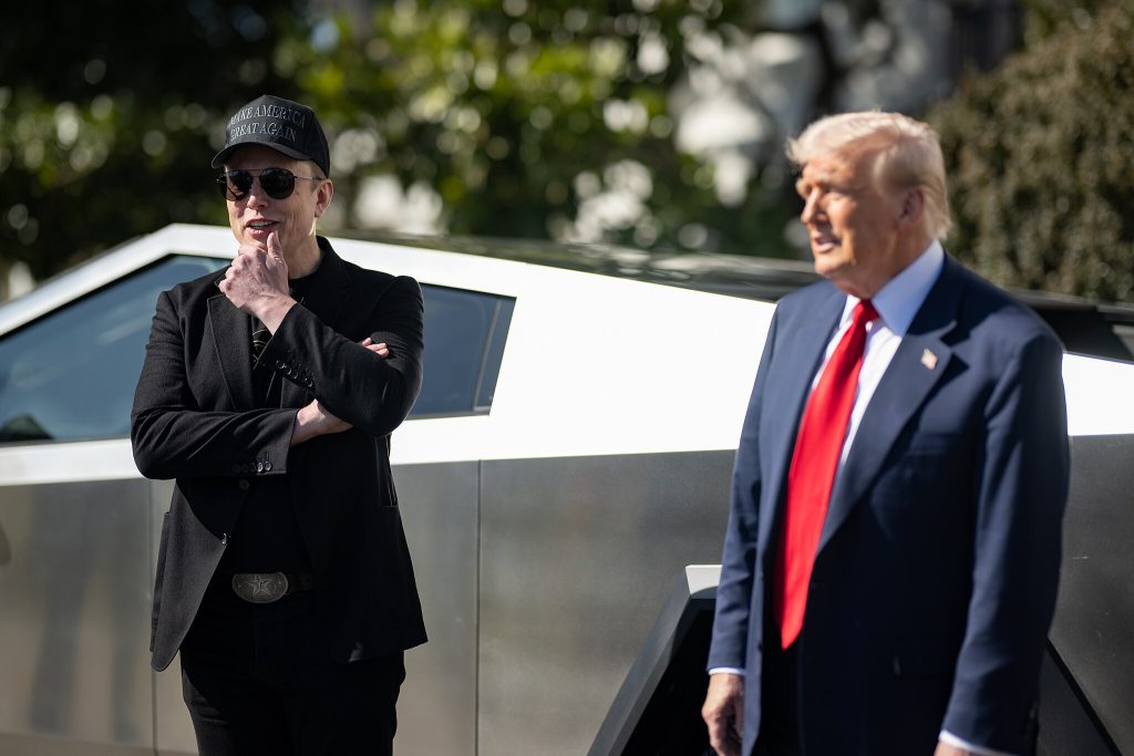 Le président Trump avec Tesla