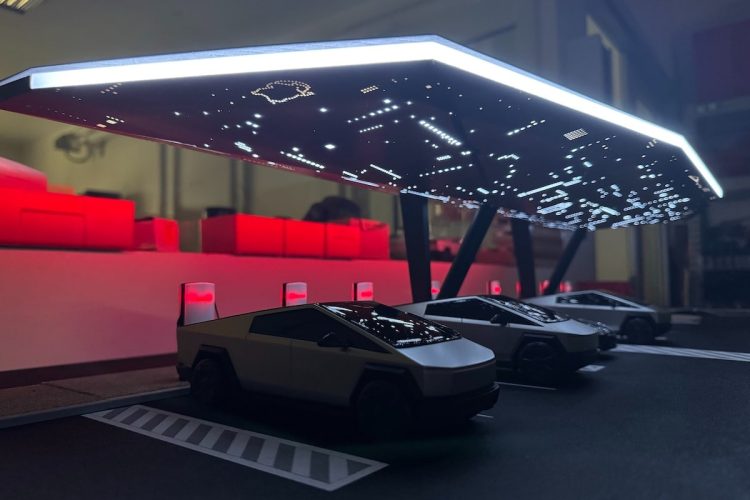 Découvrez comment Tesla accueille un extraterrestre de Roswell dans un abri secret !