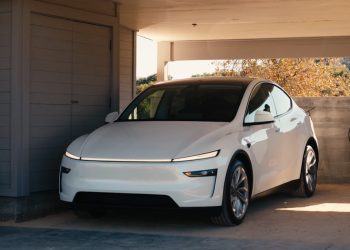 Tesla Continue de Retarder le Lancement de sa Voiture Économique : Que Se Passe-t-il Réellement ?