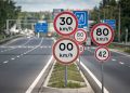 Les panneaux de vitesse recommandée : utiles ou superflus sur nos routes ?