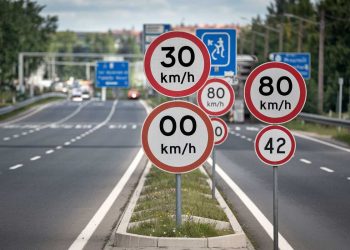 Les panneaux de vitesse recommandée : utiles ou superflus sur nos routes ?