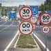 Les panneaux de vitesse recommandée : utiles ou superflus sur nos routes ?