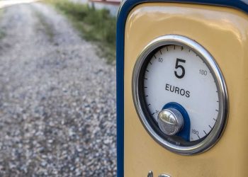 Méfiez-vous à la pompe : l’astuce des « 5 euros » qui peut vous coûter cher