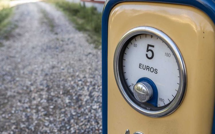 Méfiez-vous à la pompe : l’astuce des « 5 euros » qui peut vous coûter cher