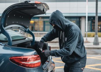 L’arnaque à l’« ouvre-boîte » : quand les voleurs s’attaquent à votre voiture par la carrosserie