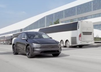 Tesla Réaffirme l’Avantage Inégalé de la FSD : Pourquoi la Supervision Ne Freine Pas son Évolution