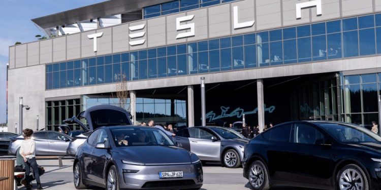 Tesla Takedown : Le groupe célèbre sa victoire et se prépare à défier Starlink et SpaceX !