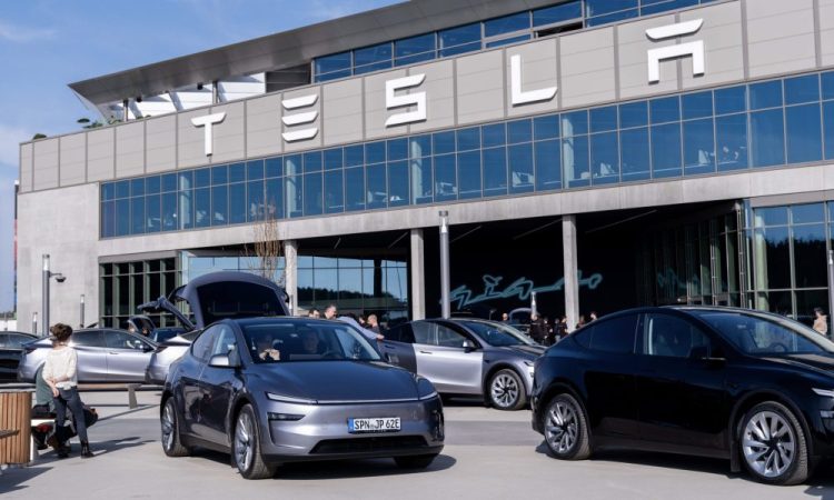 Tesla Takedown : Le groupe célèbre sa victoire et se prépare à défier Starlink et SpaceX !