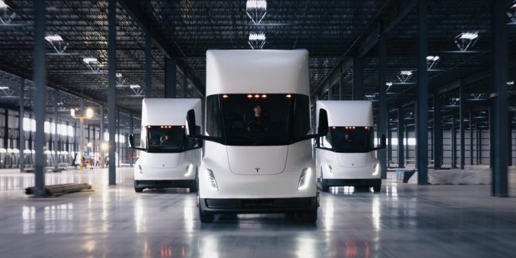 redige un nouveau titre légèrement putaclic seo en utilisant les bons mots clés à partir de celuici sans ajouter de date si le titre d&rsquo;origine n&rsquo;en contient pas Tesla opens whopping 83 job listings for Semi program