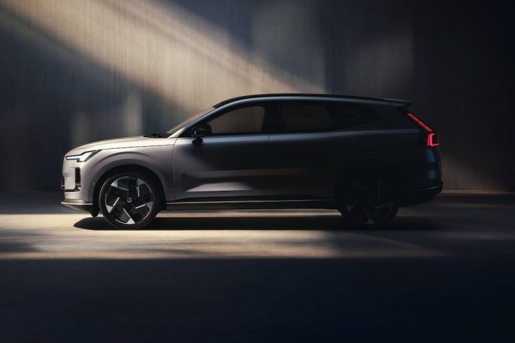 Volvo surprend avec son XC70 : l’hybridation à autonomie prolongée pourrait tout changer !