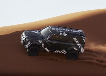 Un choix audacieux : Defender s’acoquine avec une légende pour le Dakar !
