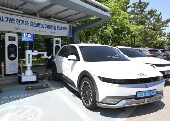 Des robots pour recharger les voitures : véritable avancée technologique ou simple gadget inutile ?