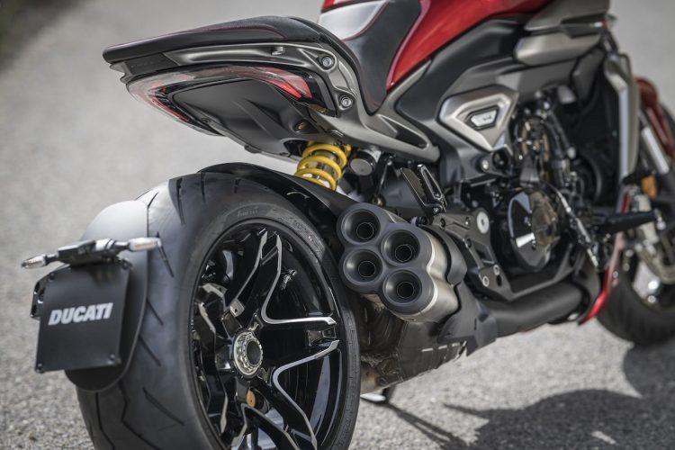 Ducati XDiavel V4 : le cruiser redoutable qui cache les secrets du MotoGP !