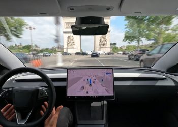 Une Tesla autonome réussit l’inattendu Place de l’Étoile : l’incroyable moment capturé en vidéo !