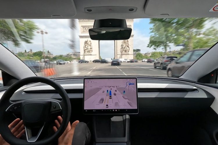 Une Tesla autonome réussit l’inattendu Place de l’Étoile : l’incroyable moment capturé en vidéo !