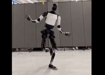 Le robot humanoïde de Tesla, toujours inutile, mais il danse comme jamais !