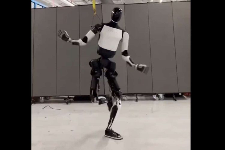 Le robot humanoïde de Tesla, toujours inutile, mais il danse comme jamais !