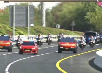 Des Tesla Cybertruck de police escortent le convoi de Trump au Qatar : une scène inattendue qui fait couler beaucoup d’encre !