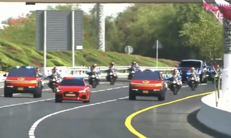 Des Tesla Cybertruck de police escortent le convoi de Trump au Qatar : une scène inattendue qui fait couler beaucoup d’encre !