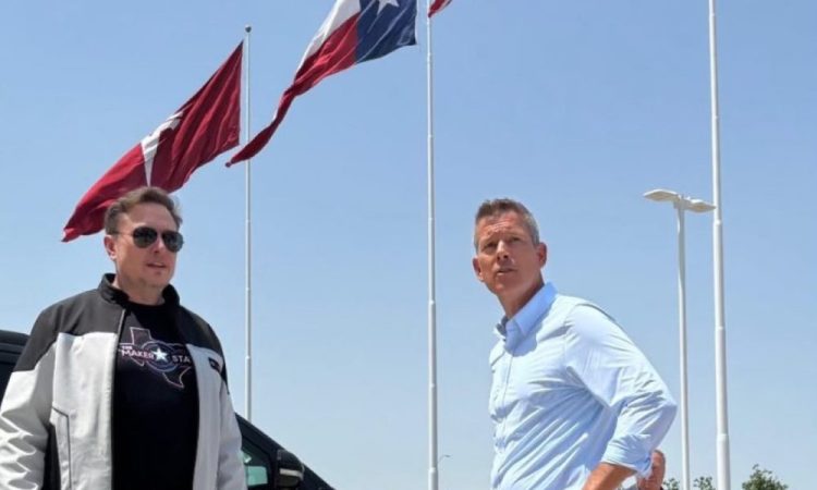 Le secrétaire de l’USDOT chez Tesla Giga Texas : des normes nationales pour les véhicules autonomes en préparation ?