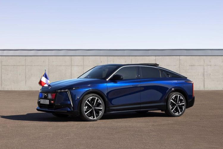 Emmanuel Macron : un président électrique au volant de la DS N°8 qui fait débat !