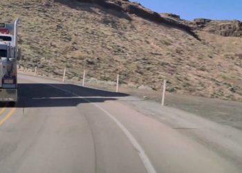 Tesla Full Self-Driving : l’incroyable capacité d’évitement des collisions face aux semi-remorques !