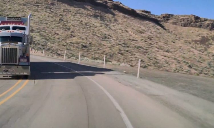 Tesla Full Self-Driving : l’incroyable capacité d’évitement des collisions face aux semi-remorques !