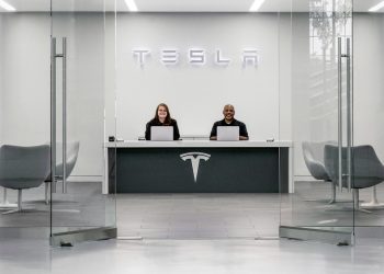 Tesla France en proie à des pratiques commerciales trompeuses : que cache vraiment le géant ?