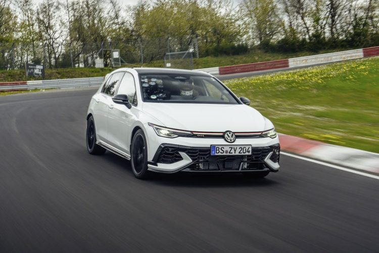 La Golf GTI écrase les préjugés : pas de crise de la cinquantaine, mais un record à battre !