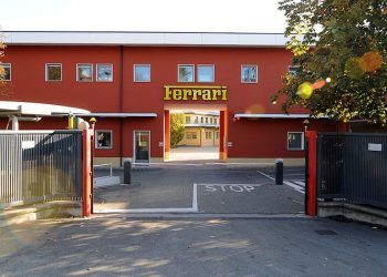Ferrari met le frein à main sur l’électrique : une décision choquante qui divise les passionnés