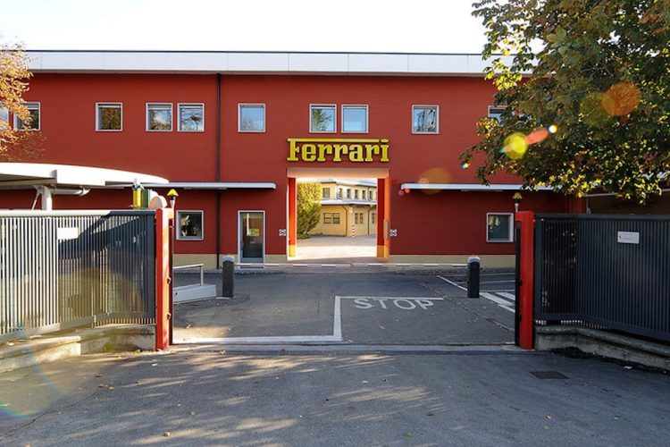 Ferrari met le frein à main sur l’électrique : une décision choquante qui divise les passionnés