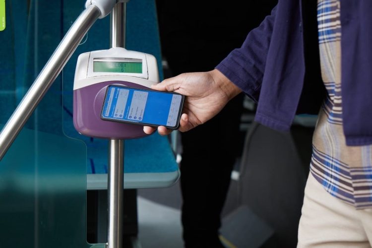 Le Pass Navigo Liberté+ débarque sur smartphone : une révolution inattendue !