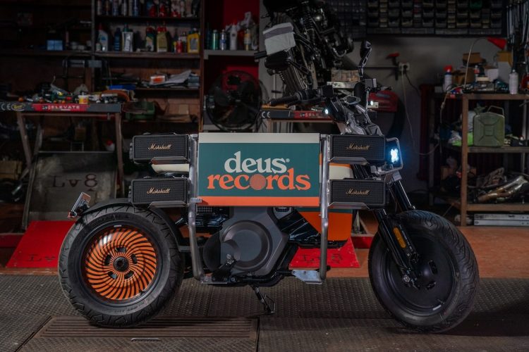 BMW fait sensation avec un CE 02 Deus Ex Machina qui va vous étonner !