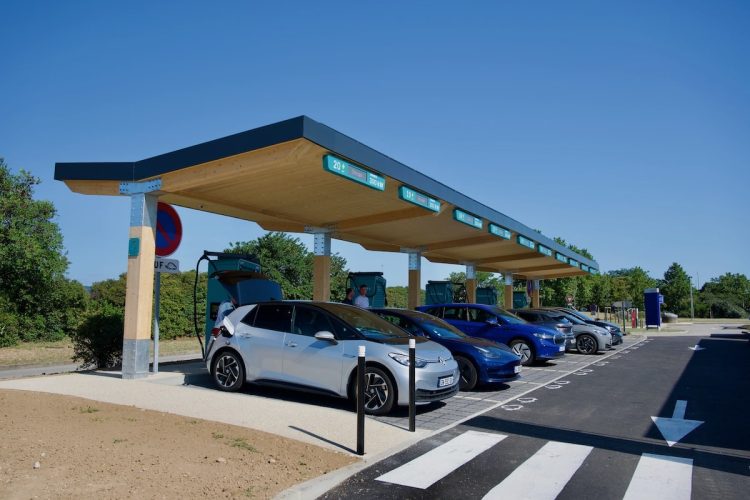 Éviter les files d’attente aux bornes de recharge cet été : la méthode surprenante à connaître !