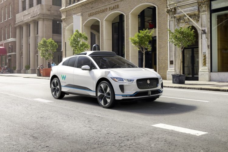 Waymo contraint d’arrêter ses taxis autonomes à cause des émeutes en Californie : une situation alarmante !