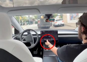Découvrez l’Incroyable Intervention d’un Moniteur de Sécurité sur le Premier Robotaxi Tesla en Action !