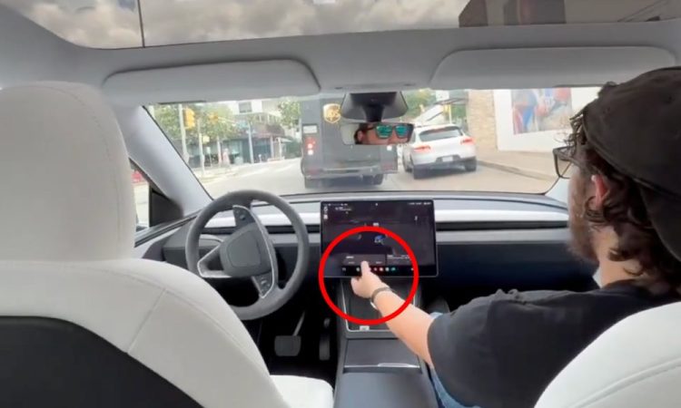 Découvrez l’Incroyable Intervention d’un Moniteur de Sécurité sur le Premier Robotaxi Tesla en Action !