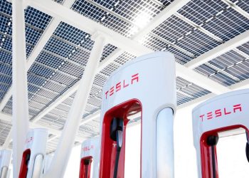 Tesla Réinvente l’Expérience Superchargeur : Découvrez sa Solution Innovante à un Problème Rarissime !