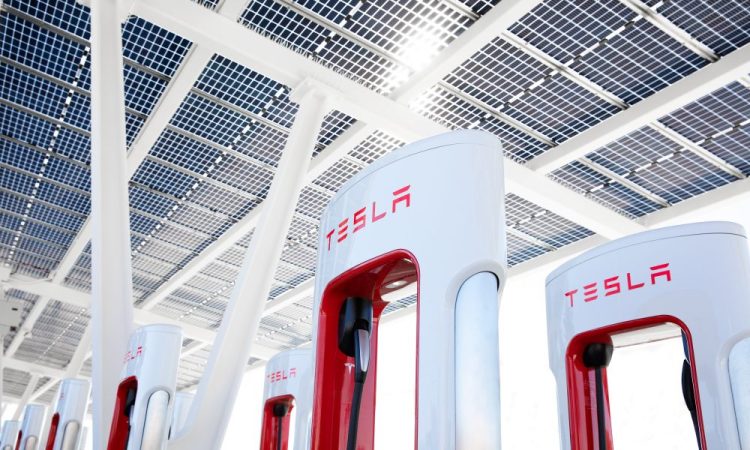 Tesla Réinvente l’Expérience Superchargeur : Découvrez sa Solution Innovante à un Problème Rarissime !