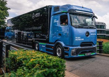 Mercedes surprend en transportant ses F1 à Silverstone… en camion électrique !