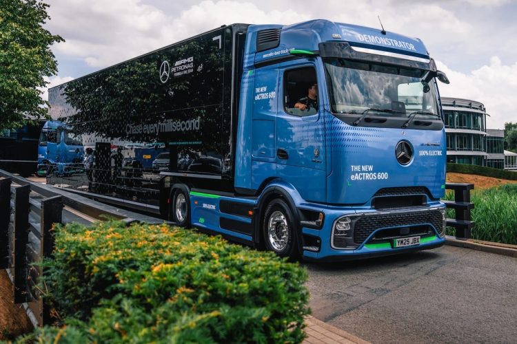 Mercedes surprend en transportant ses F1 à Silverstone… en camion électrique !