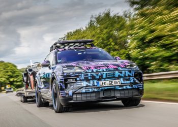 Le Porsche Cayenne électrique surprend avec une performance inédite en course de côte !