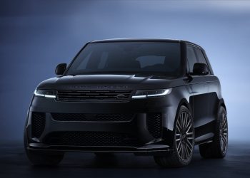 Un Range Rover se transforme : vous ne croirez pas le résultat de ce bain de peinture noire !