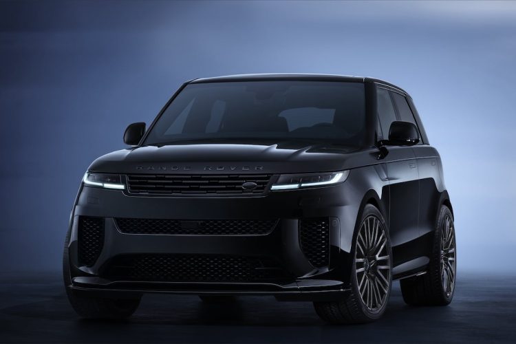 Un Range Rover se transforme : vous ne croirez pas le résultat de ce bain de peinture noire !