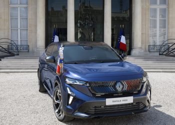 Renault dépasse DS sous l’Arc de Triomphe : la surprise qui ébranle le monde automobile !