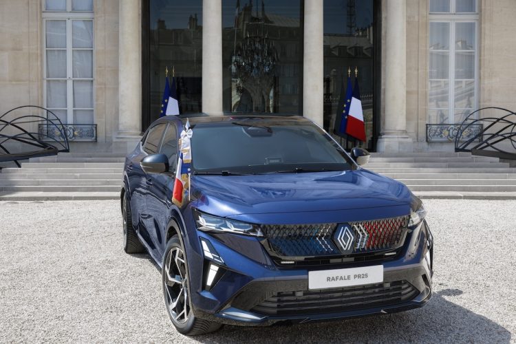 Renault dépasse DS sous l’Arc de Triomphe : la surprise qui ébranle le monde automobile !
