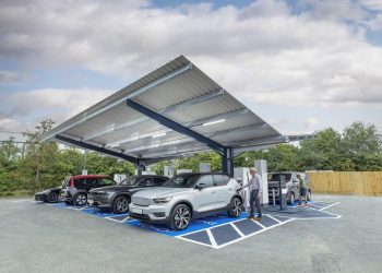 Les queues interminables aux bornes de recharge : la solution inattendue de Tesla !