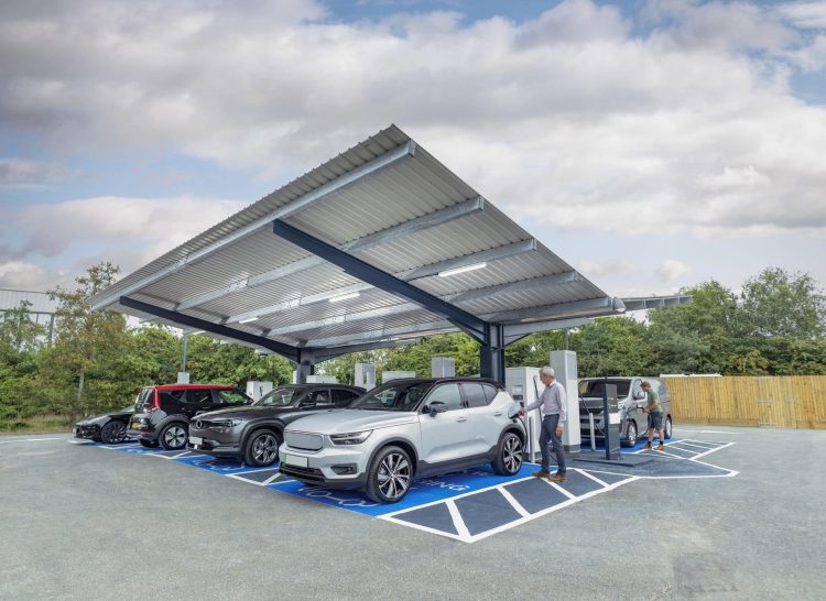 Les queues interminables aux bornes de recharge : la solution inattendue de Tesla !